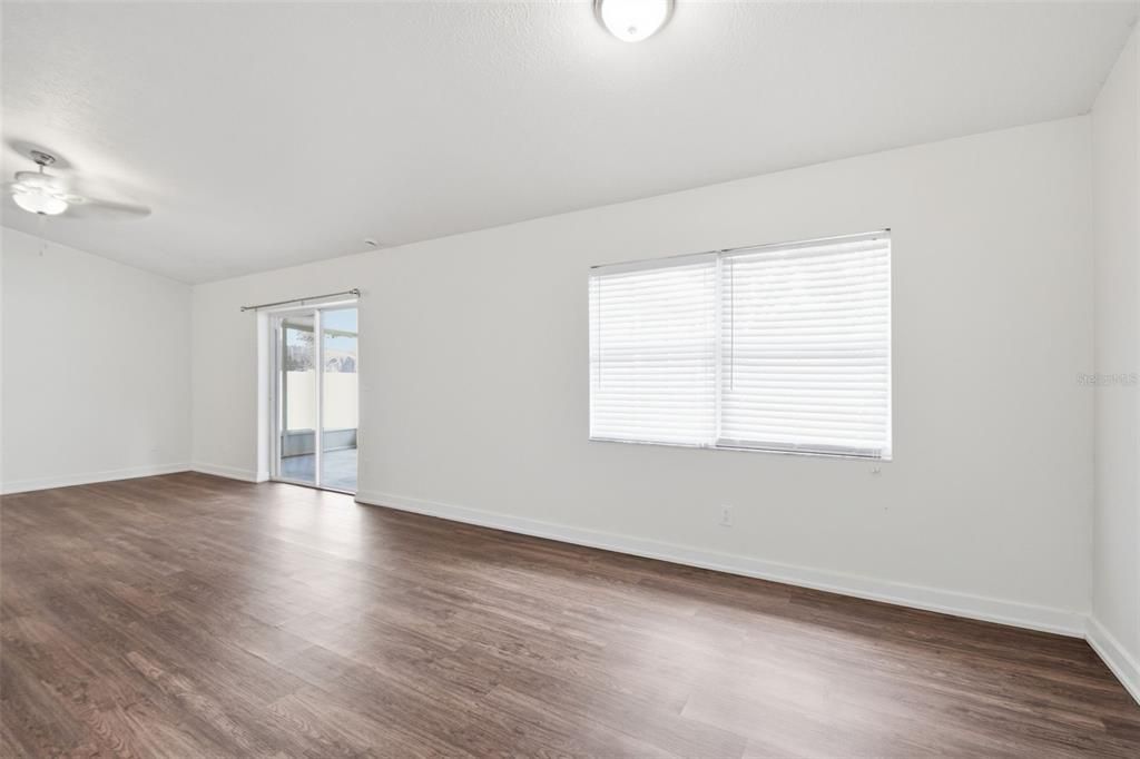 Activo con contrato: $289,900 (3 camas, 2 baños, 1301 Pies cuadrados)