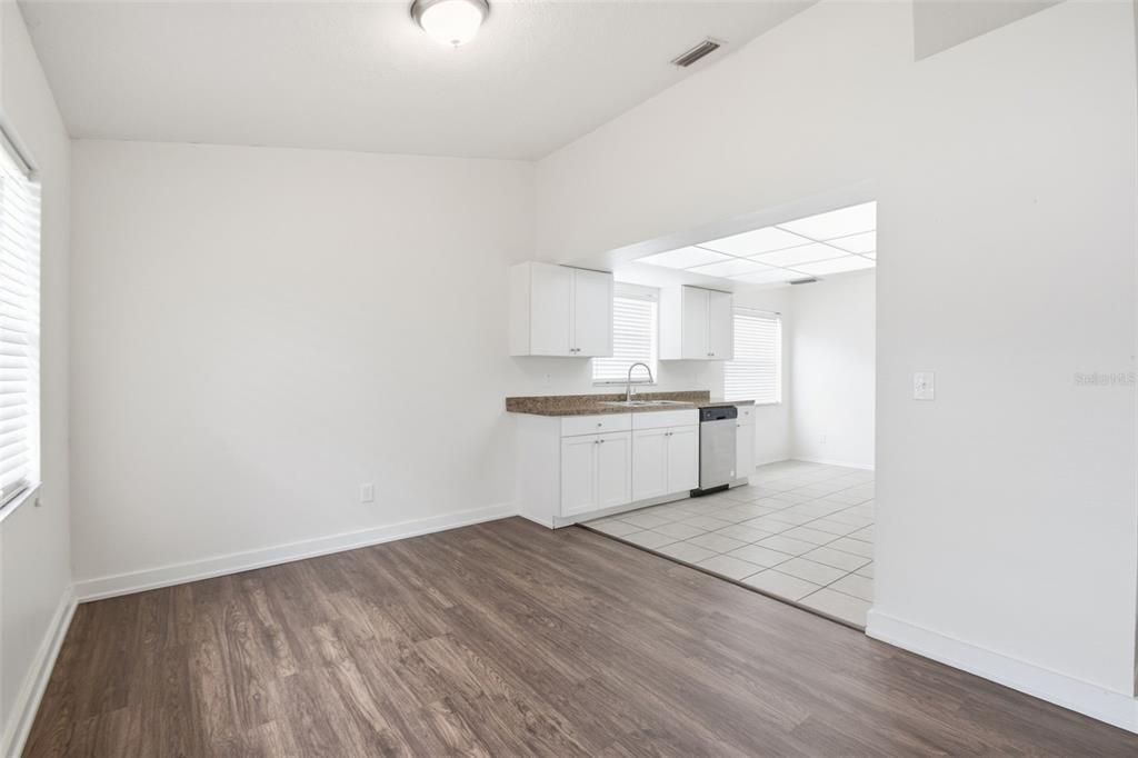 Activo con contrato: $289,900 (3 camas, 2 baños, 1301 Pies cuadrados)