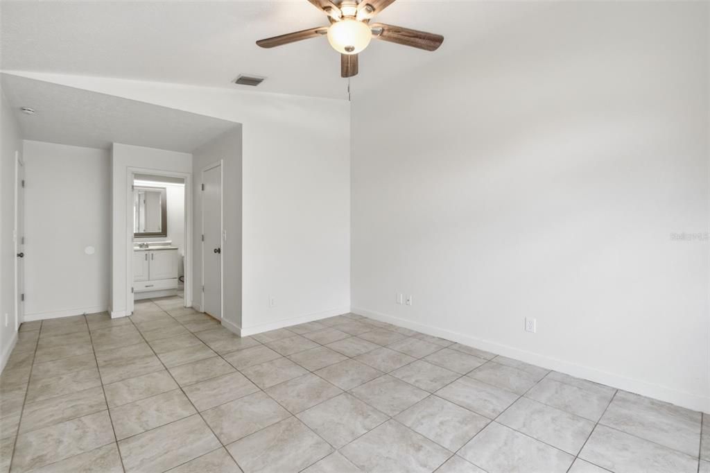 Activo con contrato: $289,900 (3 camas, 2 baños, 1301 Pies cuadrados)