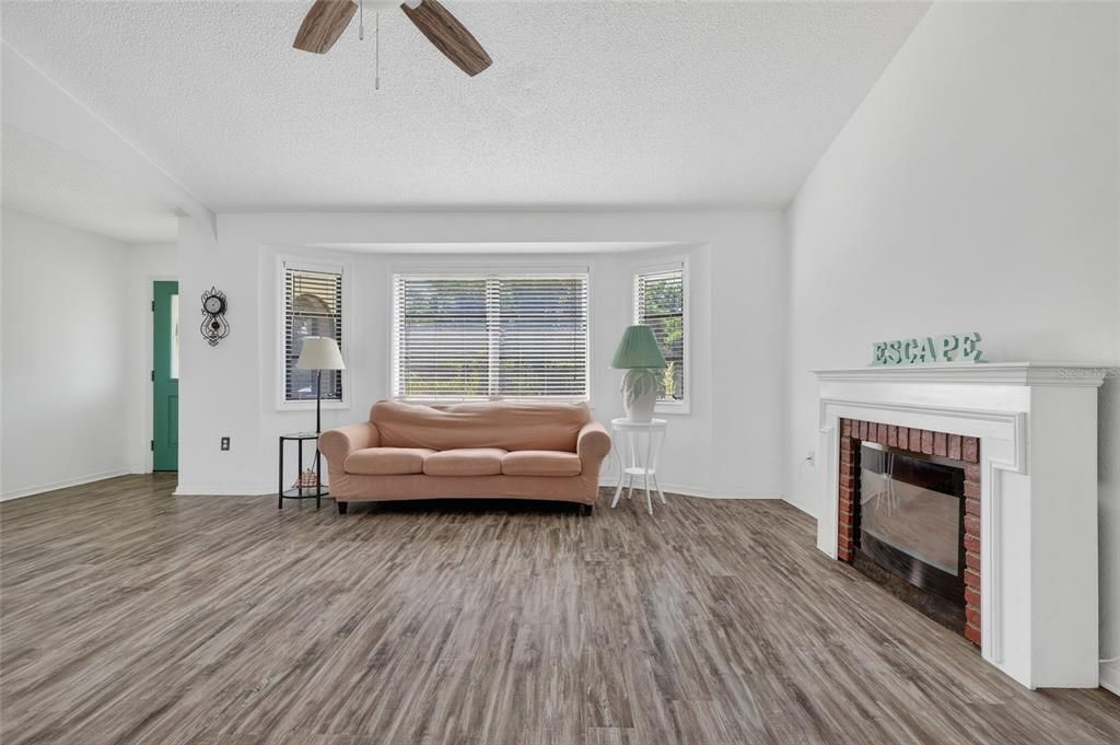 Active With Contract: $299,000 (2 beds, 2 baths, 1332 Square Feet)