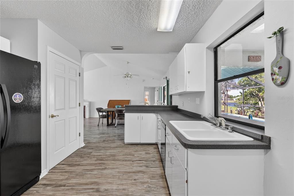 Active With Contract: $299,000 (2 beds, 2 baths, 1332 Square Feet)