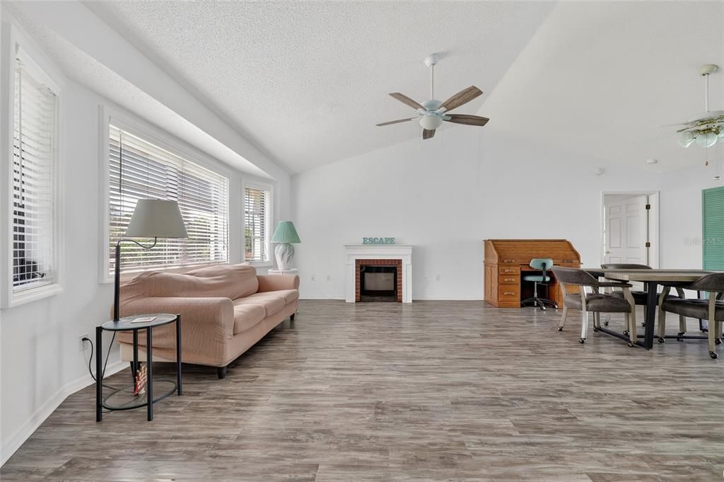 Active With Contract: $299,000 (2 beds, 2 baths, 1332 Square Feet)