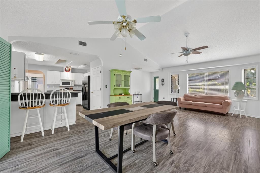 Active With Contract: $299,000 (2 beds, 2 baths, 1332 Square Feet)