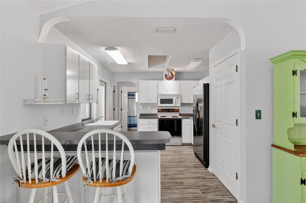 Active With Contract: $299,000 (2 beds, 2 baths, 1332 Square Feet)