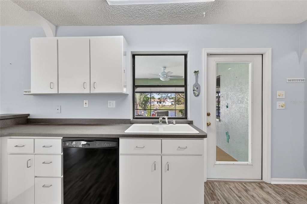 Active With Contract: $299,000 (2 beds, 2 baths, 1332 Square Feet)