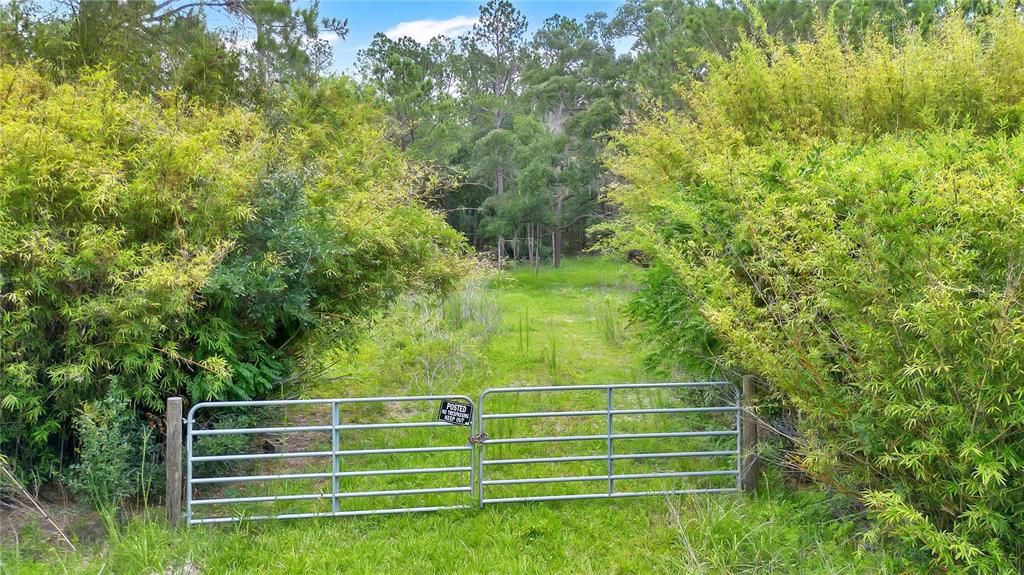 На продажу: $219,000 (16.39 acres)
