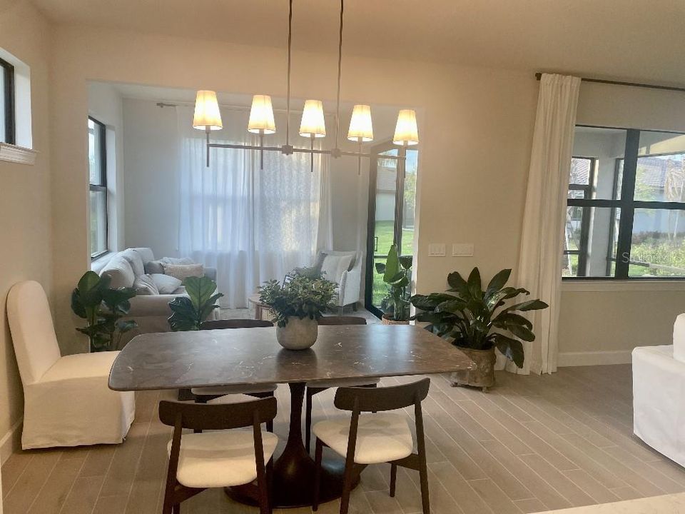Activo con contrato: $599,900 (2 camas, 2 baños, 1827 Pies cuadrados)