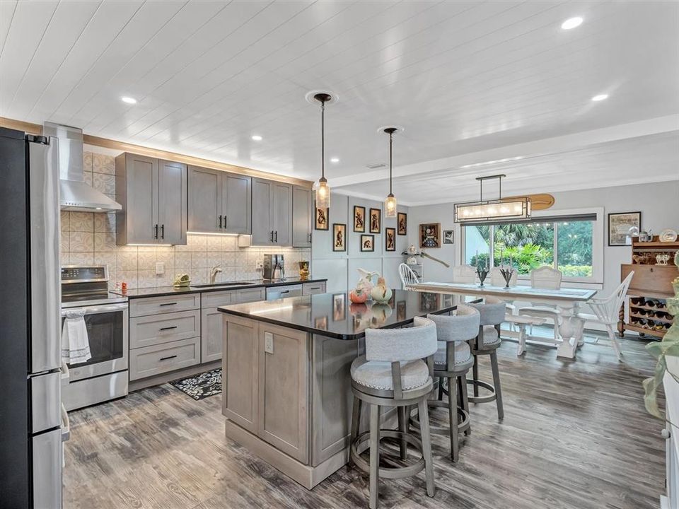 For Sale: $400,000 (2 beds, 2 baths, 1765 Square Feet)