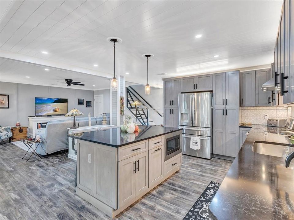 For Sale: $400,000 (2 beds, 2 baths, 1765 Square Feet)