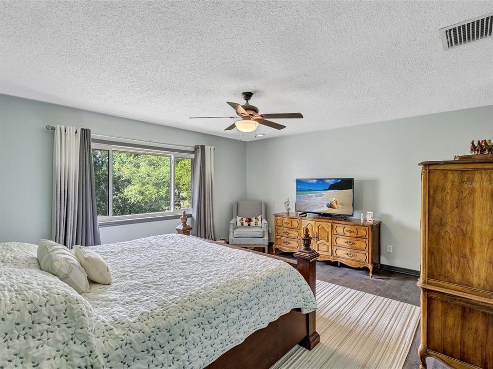 For Sale: $400,000 (2 beds, 2 baths, 1765 Square Feet)
