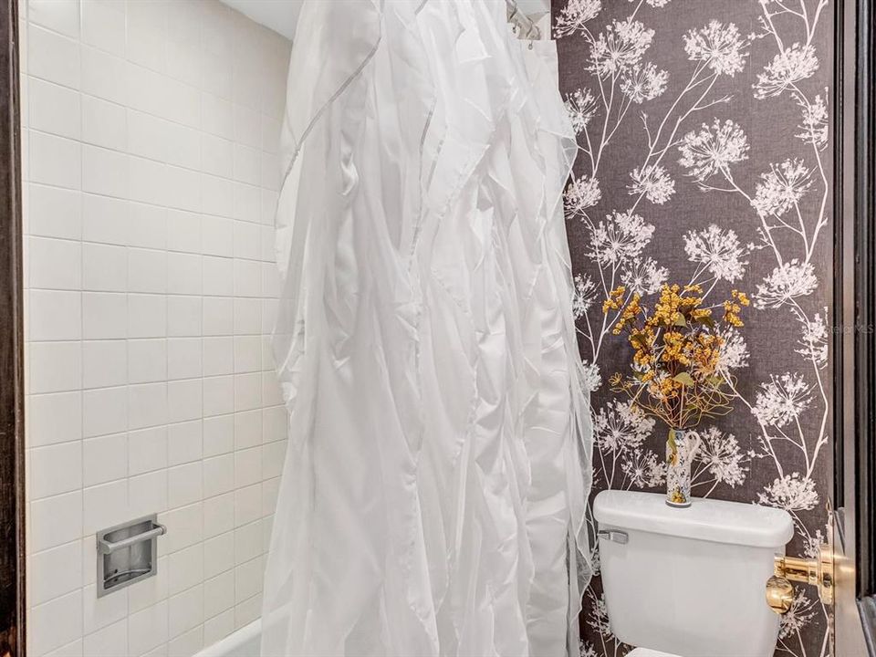 For Sale: $400,000 (2 beds, 2 baths, 1765 Square Feet)