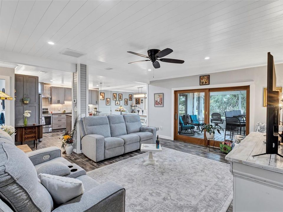 For Sale: $400,000 (2 beds, 2 baths, 1765 Square Feet)