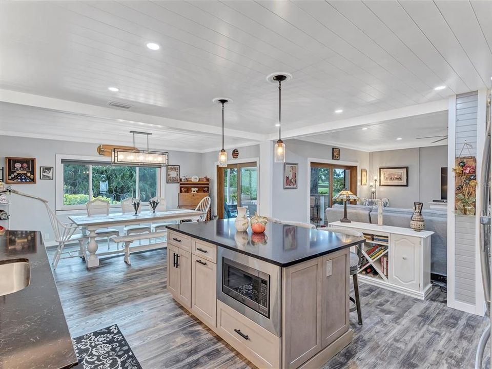 For Sale: $400,000 (2 beds, 2 baths, 1765 Square Feet)