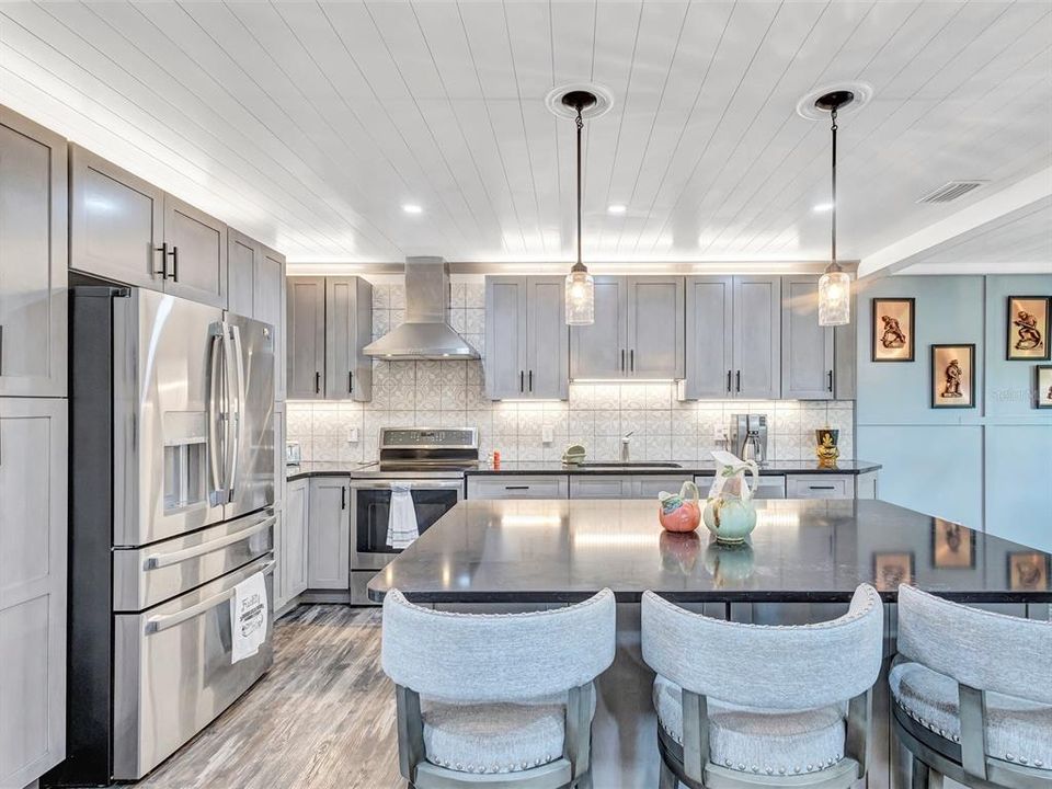 For Sale: $400,000 (2 beds, 2 baths, 1765 Square Feet)