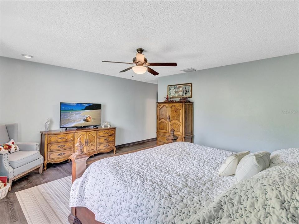 For Sale: $400,000 (2 beds, 2 baths, 1765 Square Feet)
