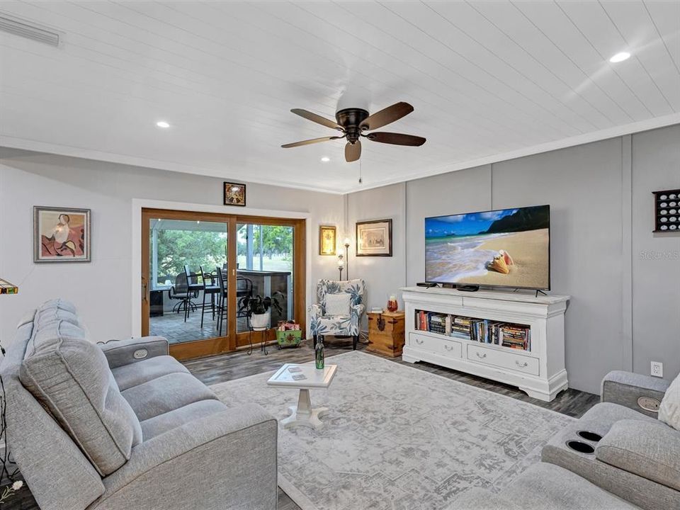 For Sale: $400,000 (2 beds, 2 baths, 1765 Square Feet)