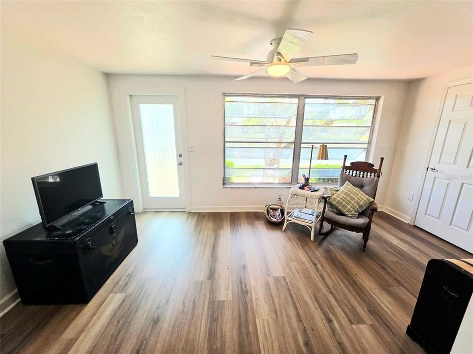 For Sale: $61,900 (2 beds, 1 baths, 975 Square Feet)