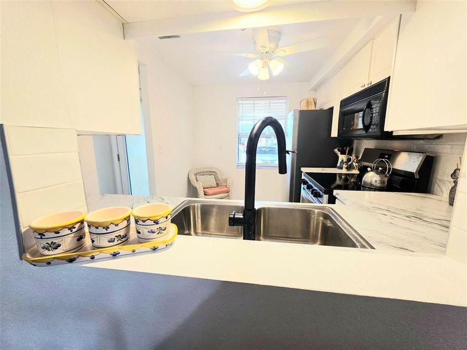 For Sale: $61,900 (2 beds, 1 baths, 975 Square Feet)