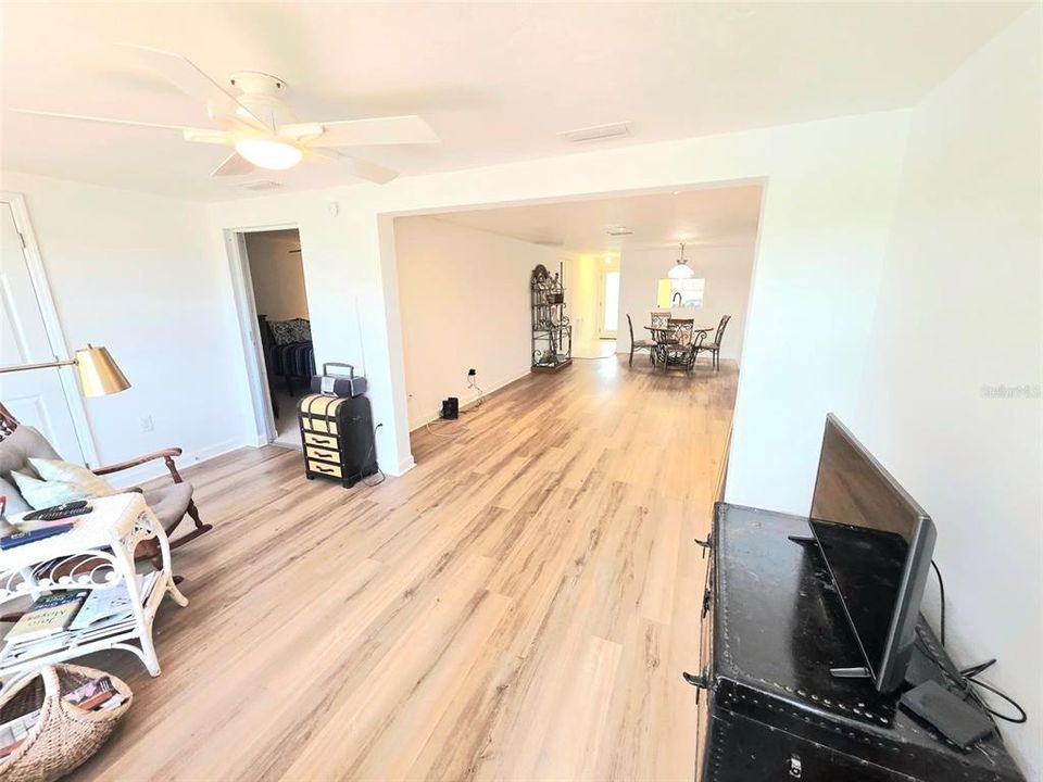 For Sale: $61,900 (2 beds, 1 baths, 975 Square Feet)