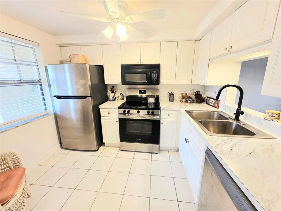 For Sale: $61,900 (2 beds, 1 baths, 975 Square Feet)