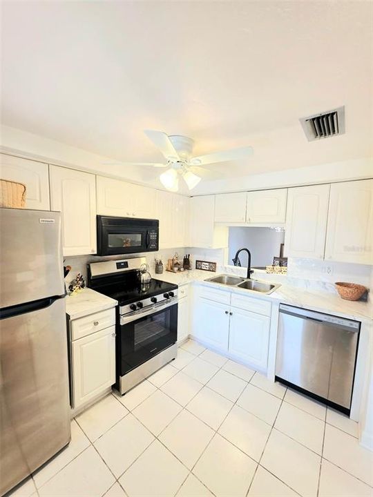 For Sale: $61,900 (2 beds, 1 baths, 975 Square Feet)