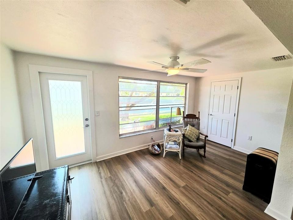 For Sale: $61,900 (2 beds, 1 baths, 975 Square Feet)