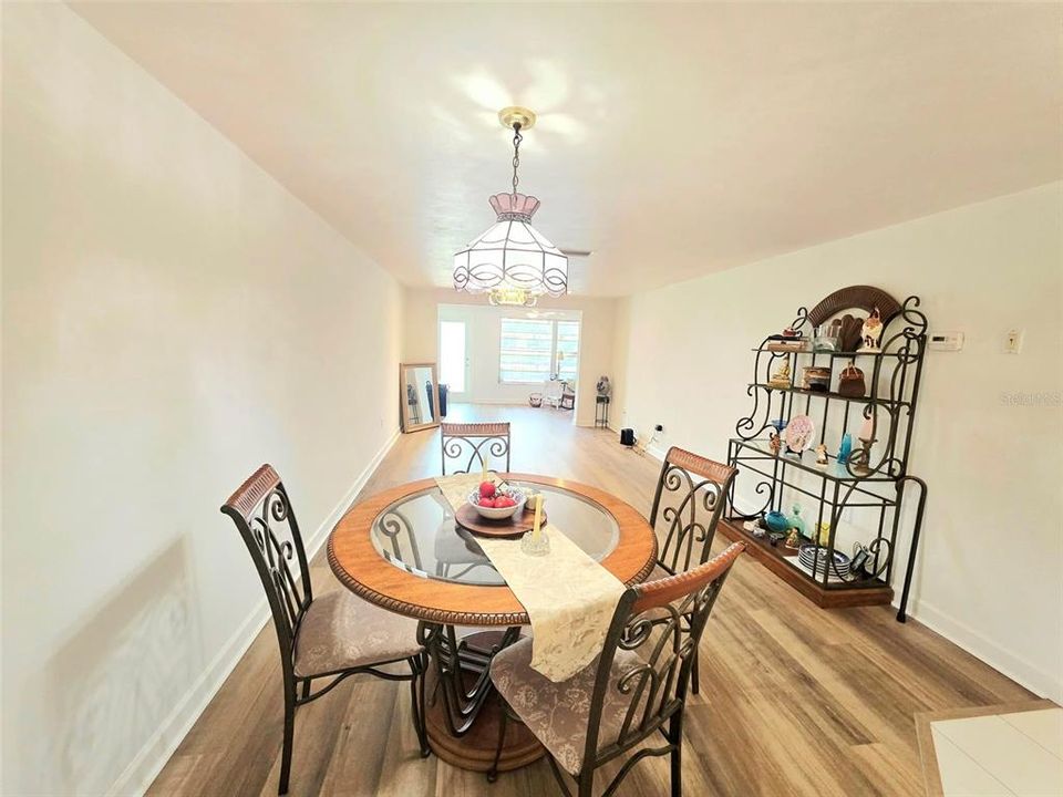For Sale: $61,900 (2 beds, 1 baths, 975 Square Feet)