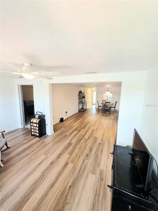For Sale: $61,900 (2 beds, 1 baths, 975 Square Feet)