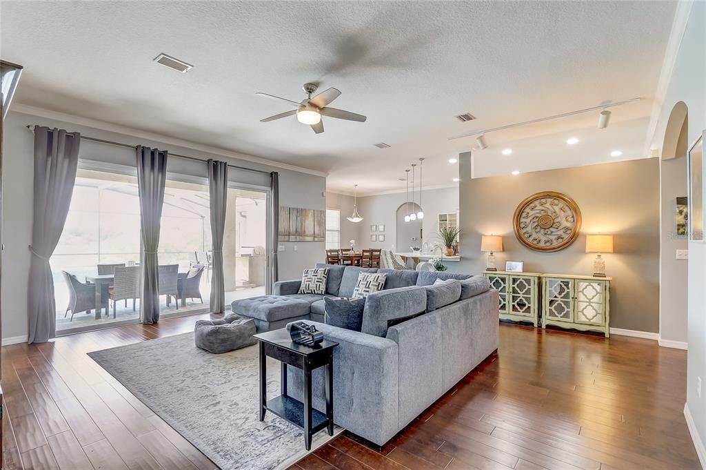 Activo con contrato: $929,000 (4 camas, 3 baños, 3009 Pies cuadrados)