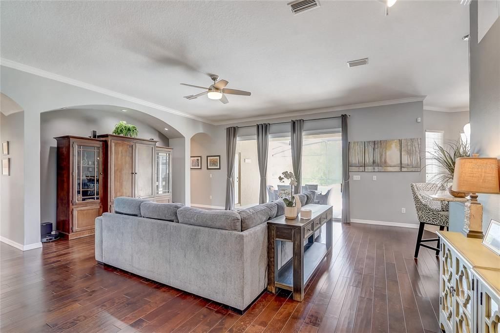 Activo con contrato: $929,000 (4 camas, 3 baños, 3009 Pies cuadrados)