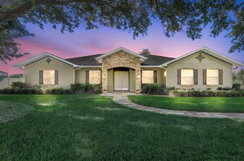 Activo con contrato: $929,000 (4 camas, 3 baños, 3009 Pies cuadrados)