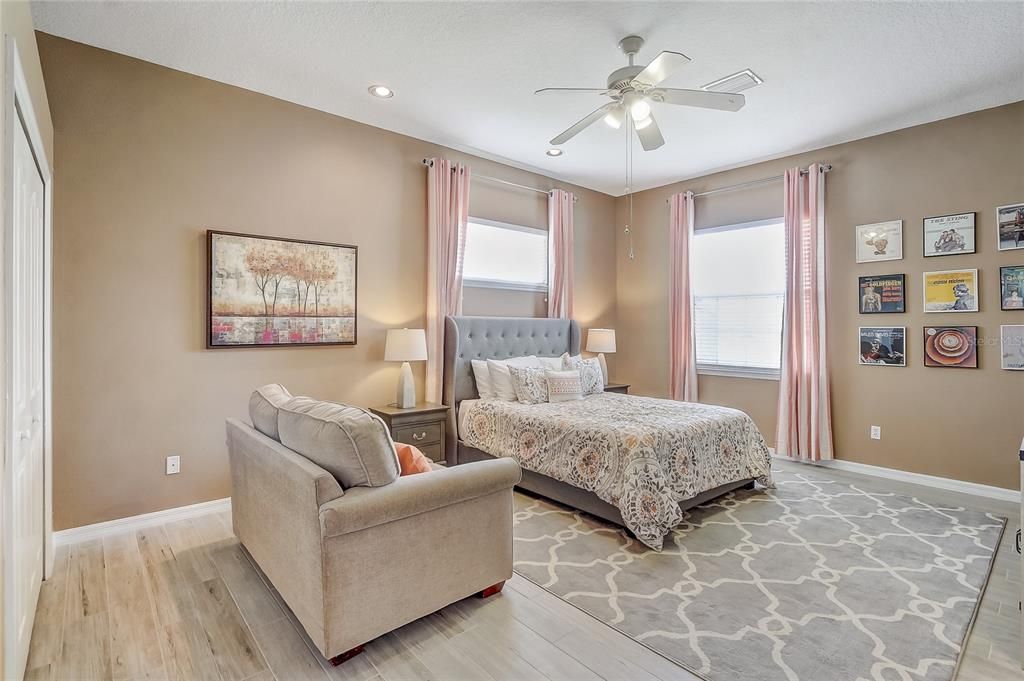 Activo con contrato: $929,000 (4 camas, 3 baños, 3009 Pies cuadrados)