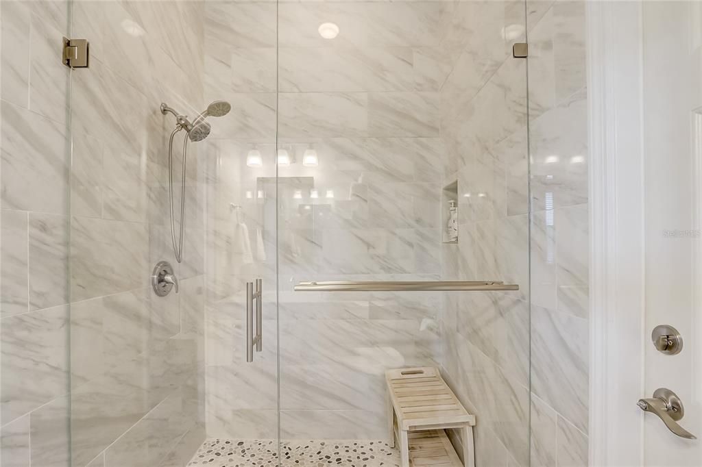 Activo con contrato: $929,000 (4 camas, 3 baños, 3009 Pies cuadrados)