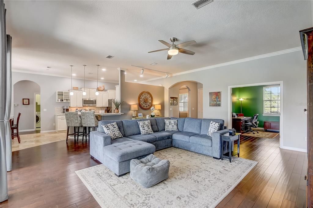 Activo con contrato: $929,000 (4 camas, 3 baños, 3009 Pies cuadrados)