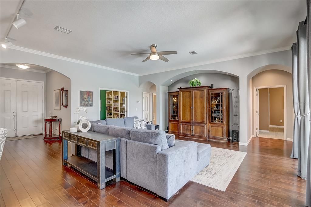 Activo con contrato: $929,000 (4 camas, 3 baños, 3009 Pies cuadrados)