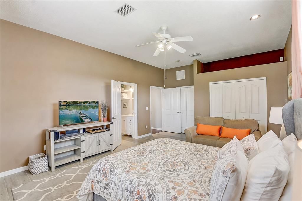 Activo con contrato: $929,000 (4 camas, 3 baños, 3009 Pies cuadrados)