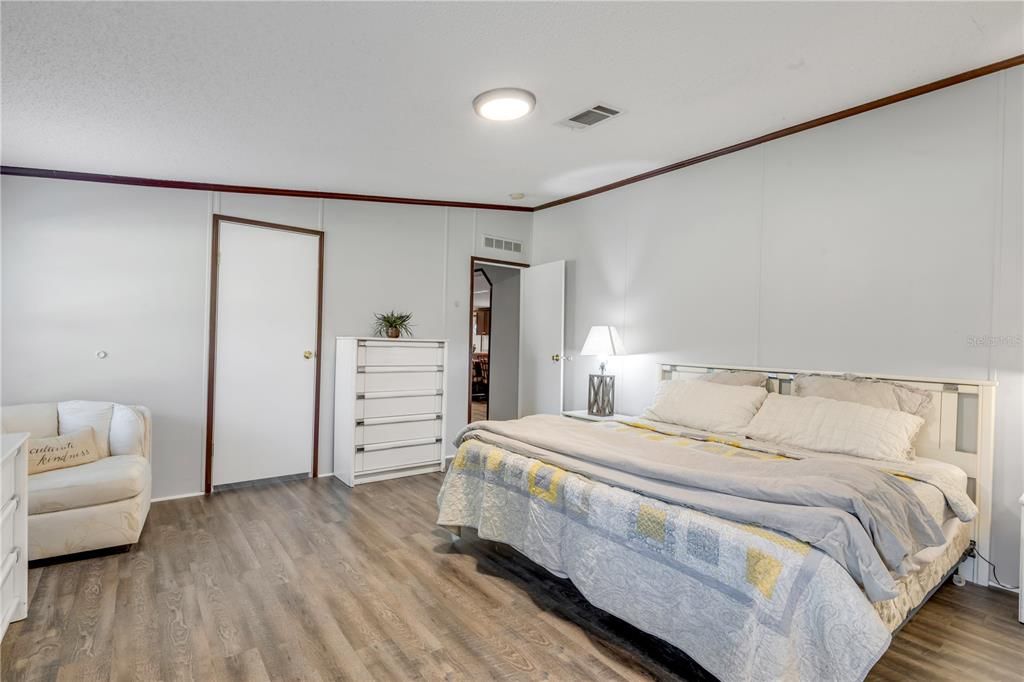 Activo con contrato: $459,900 (4 camas, 2 baños, 2280 Pies cuadrados)