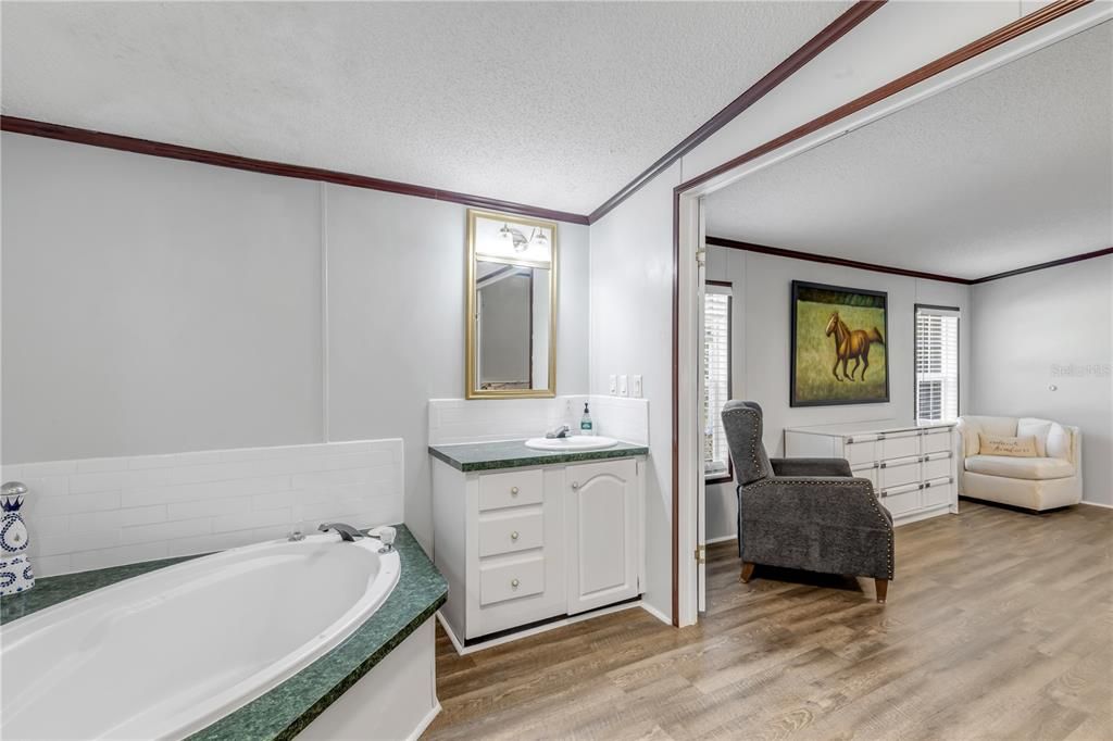 Activo con contrato: $459,900 (4 camas, 2 baños, 2280 Pies cuadrados)