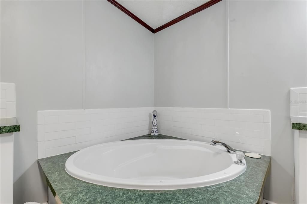 Activo con contrato: $459,900 (4 camas, 2 baños, 2280 Pies cuadrados)
