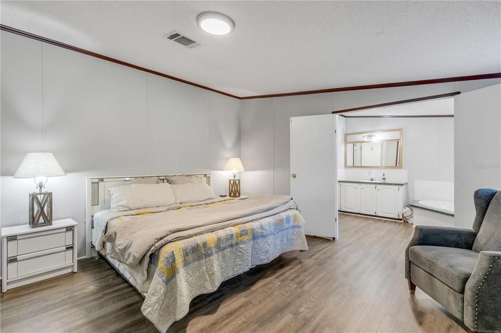 Activo con contrato: $459,900 (4 camas, 2 baños, 2280 Pies cuadrados)