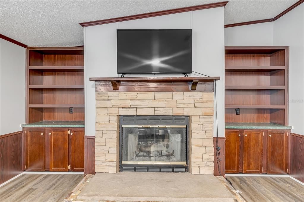 Activo con contrato: $459,900 (4 camas, 2 baños, 2280 Pies cuadrados)