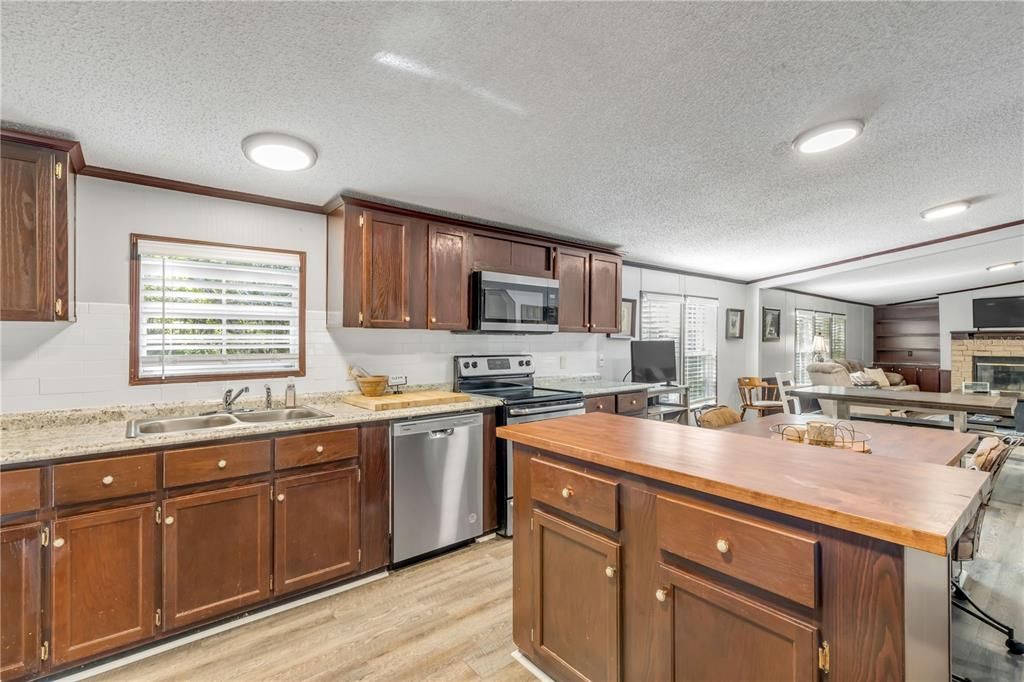 Activo con contrato: $459,900 (4 camas, 2 baños, 2280 Pies cuadrados)