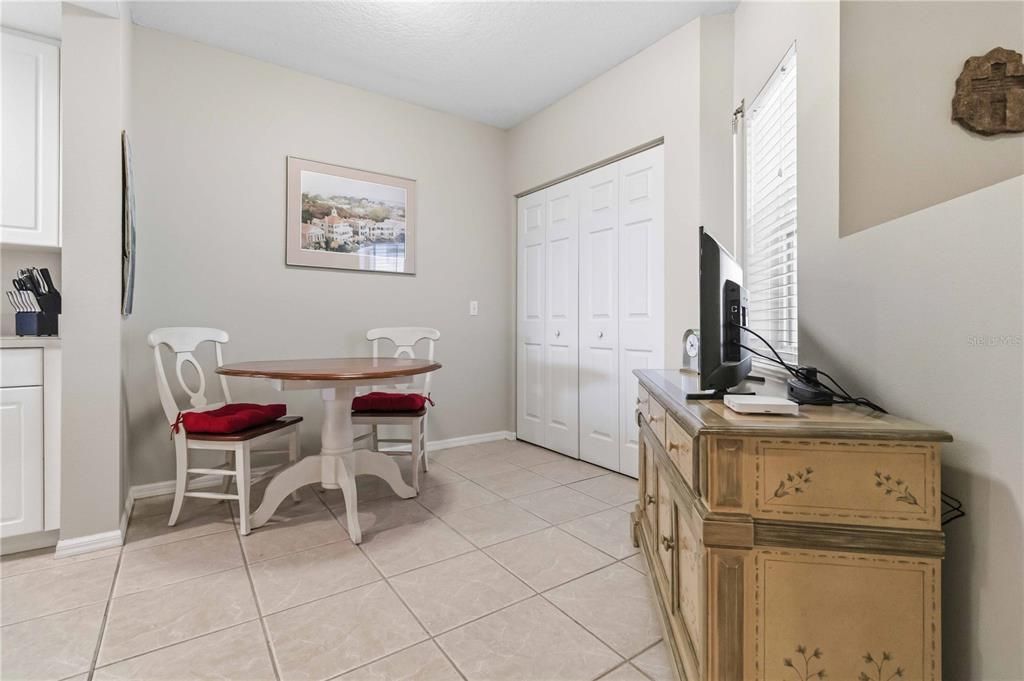 В аренду: $2,300 (2 спален, 2 ванн, 1828 Квадратных фут)