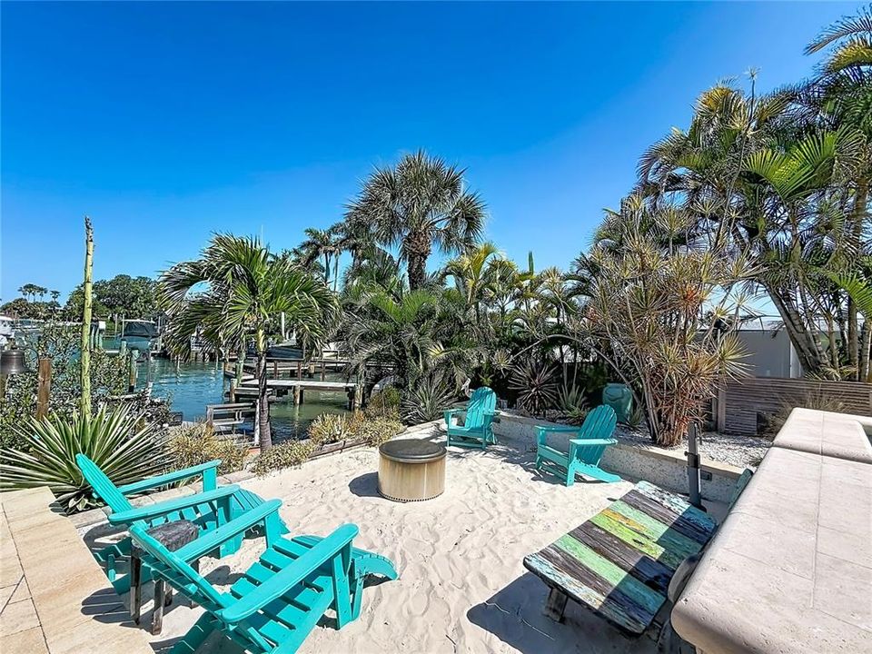 For Sale: $1,584,000 (3 beds, 2 baths, 2076 Square Feet)