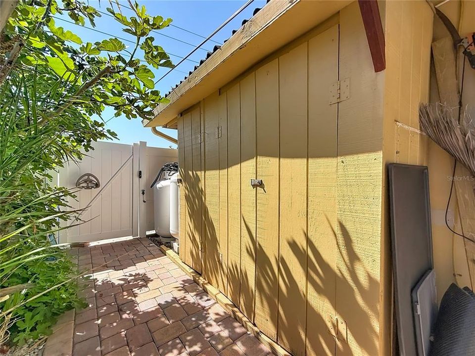 For Sale: $1,584,000 (3 beds, 2 baths, 2076 Square Feet)