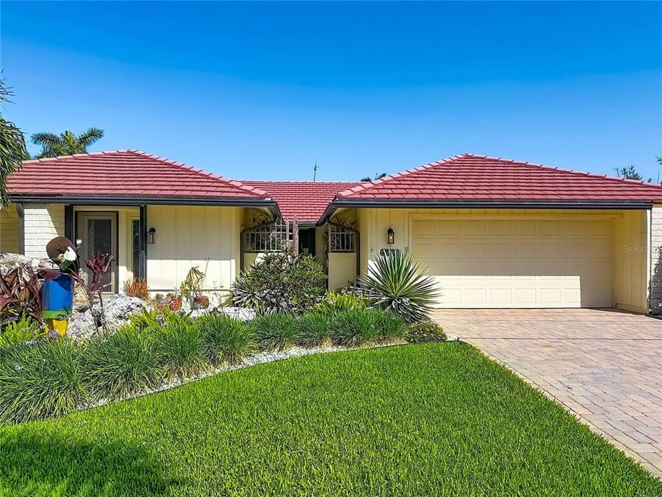 For Sale: $1,584,000 (3 beds, 2 baths, 2076 Square Feet)
