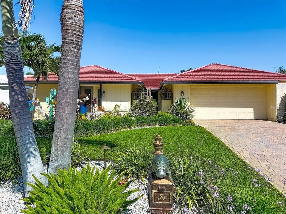 For Sale: $1,584,000 (3 beds, 2 baths, 2076 Square Feet)