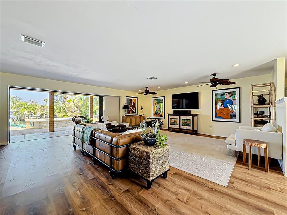 For Sale: $1,584,000 (3 beds, 2 baths, 2076 Square Feet)