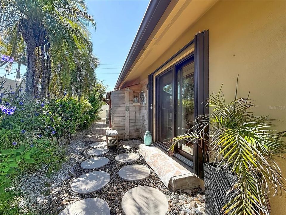 For Sale: $1,584,000 (3 beds, 2 baths, 2076 Square Feet)