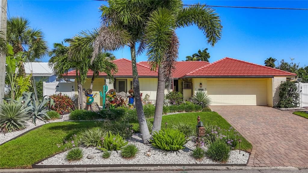 For Sale: $1,584,000 (3 beds, 2 baths, 2076 Square Feet)